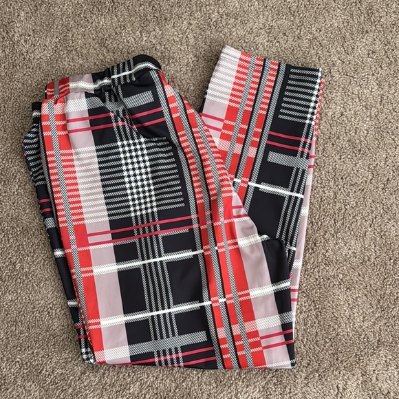 💜 3 for $10 SHEIN Red and Black Checkered Trousers - Picture 3 of 3